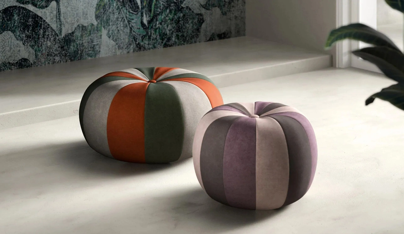 Pouf dalla forma tonda Bound in tessuto con lavorazione a spicchi colorati di Doimo Salotti