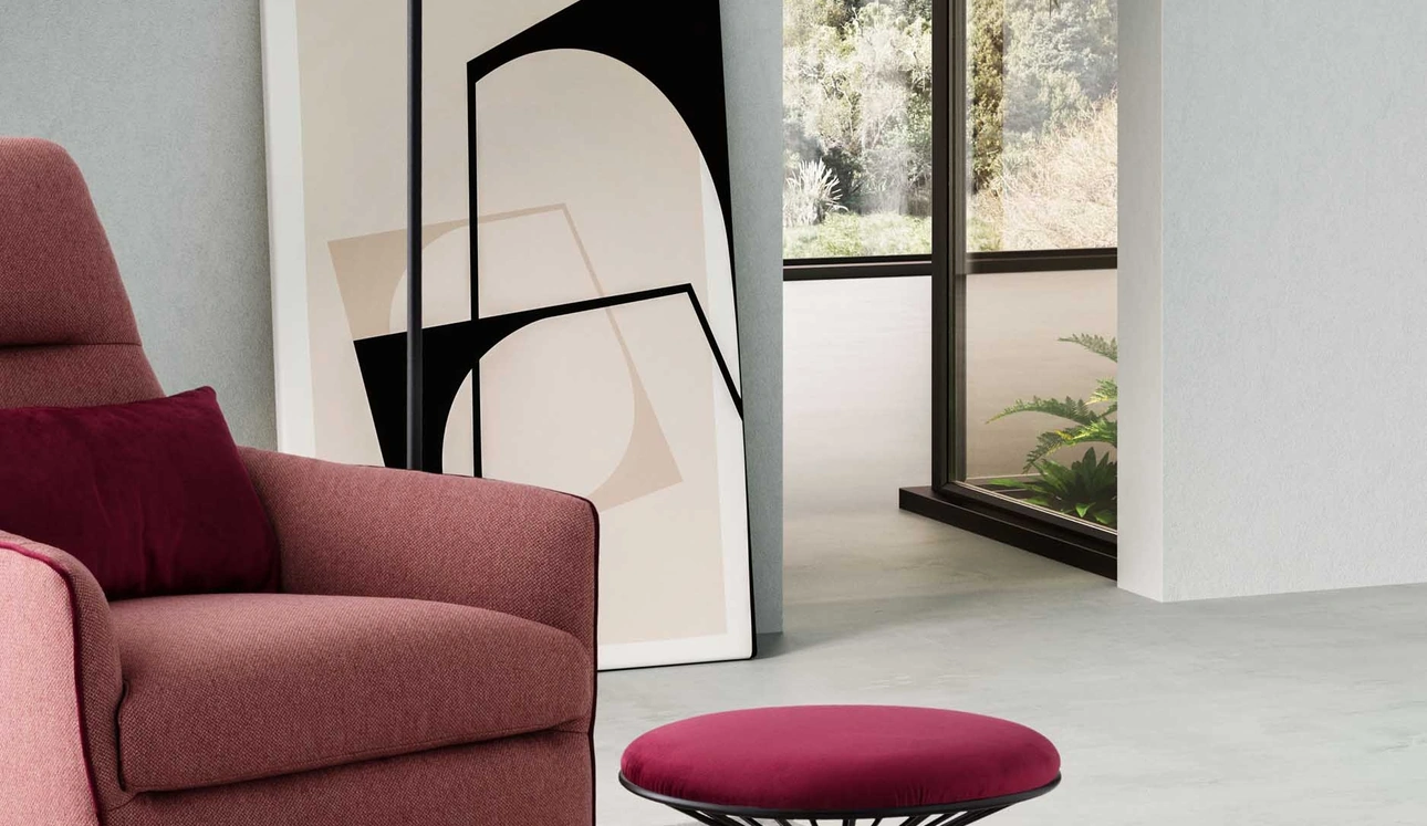 Pouf Liliane in tessuto imbottito con struttura in metallo di Le Comfort