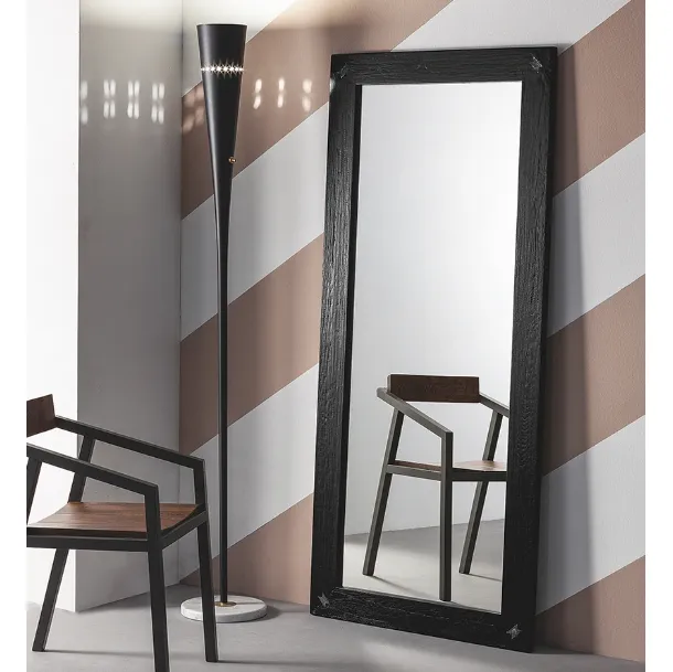 Specchio Elephant con cornice in legno massello di Rovere laccato Nero di Devina Nais