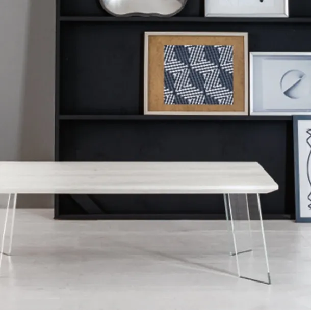 Tavolino Swing con top in Rovere massello e gambe in vetro trasparente di Devina Nais