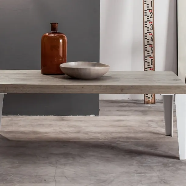 Tavolino Wood in legno di Rovere massello con gambe in ferro laccato Bianco di Devina Nais