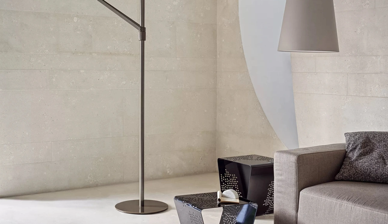 Lampada da terra Cloe con paralume in tessuto e struttura in acciaio laccato di Bontempi