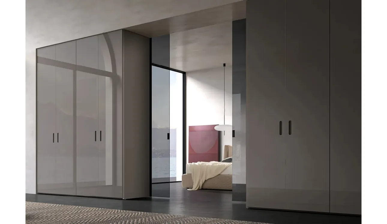Armadio Atelier bifacciale con anta Fit realizzata in vetro laccato con finitura Fango e porta in vetro scorrevole di Adok
