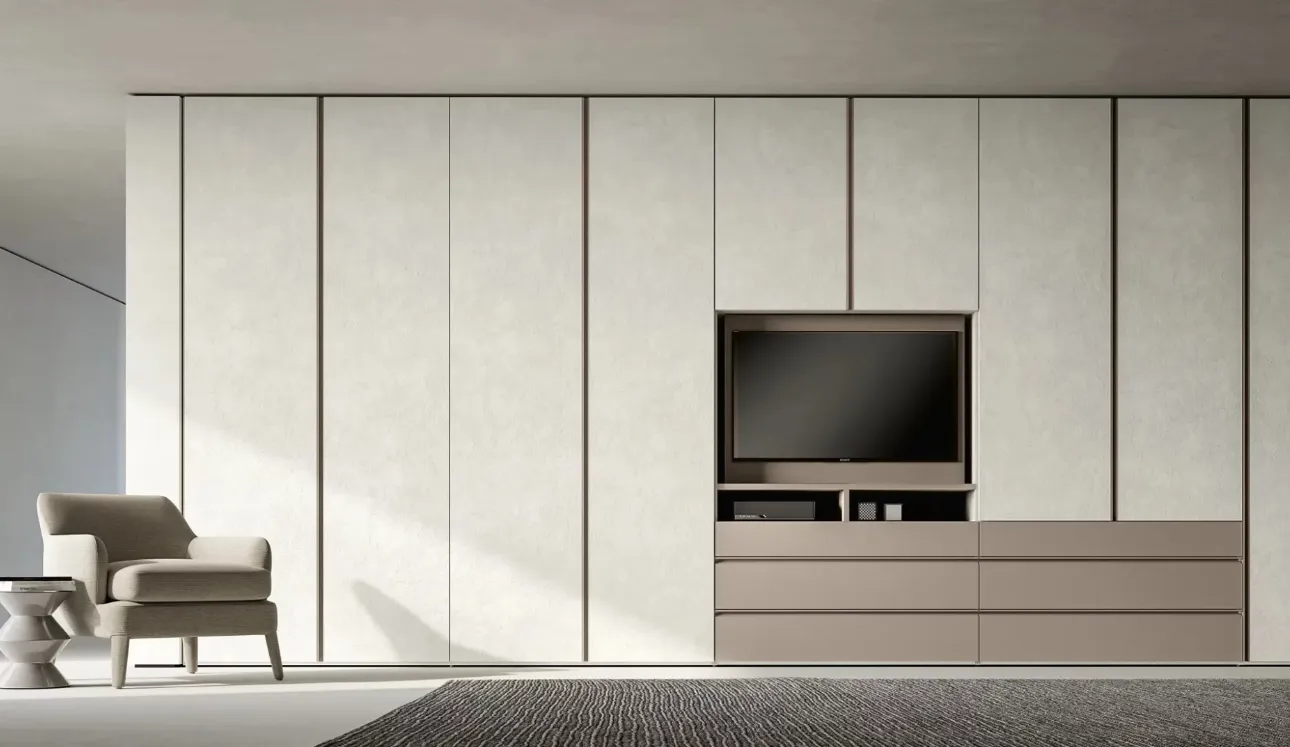 Armadio Atelier ad anta battente Return in melaminico finitura Calce e laccato finitura Fango con TV di Adok