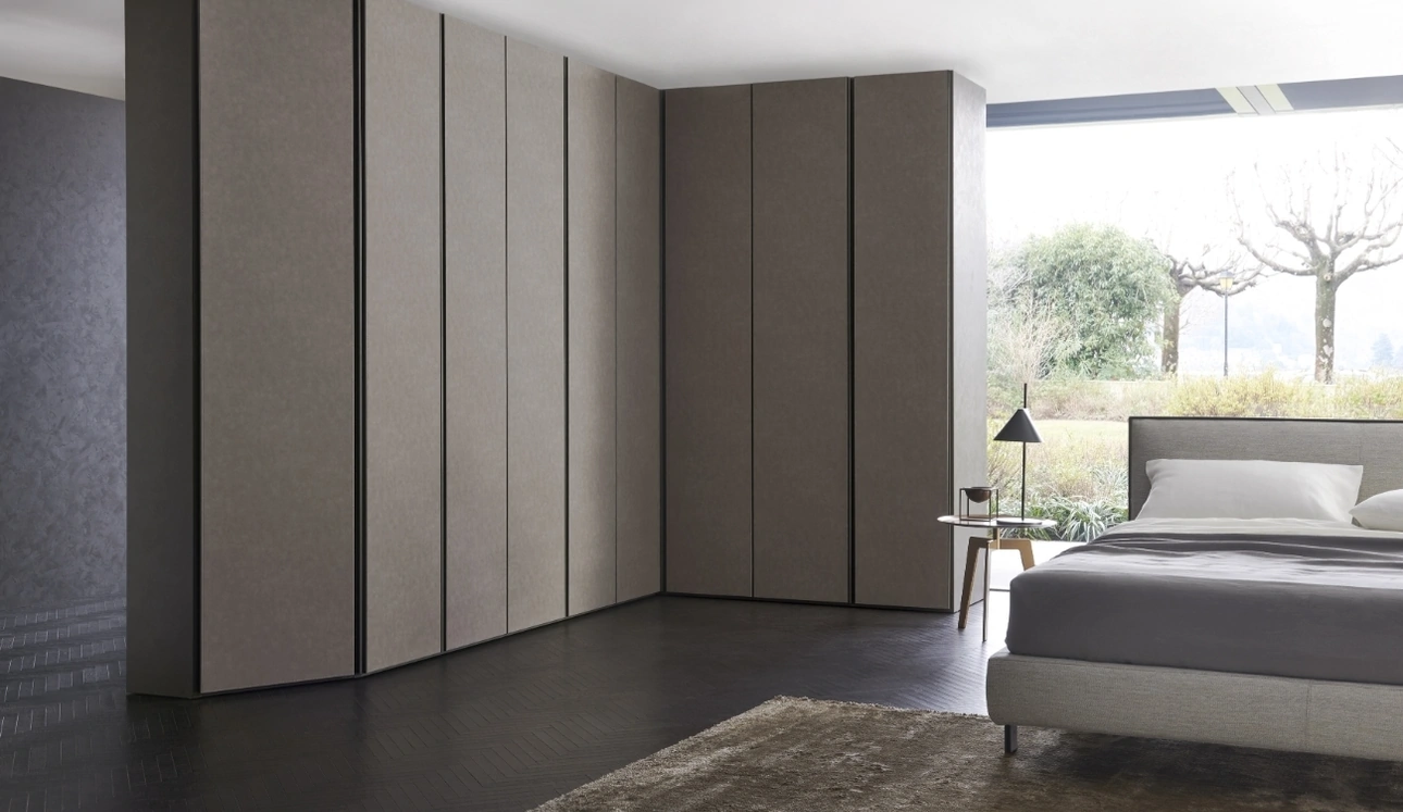 Armadio angolare Breccia con ante battenti di Sangiacomo