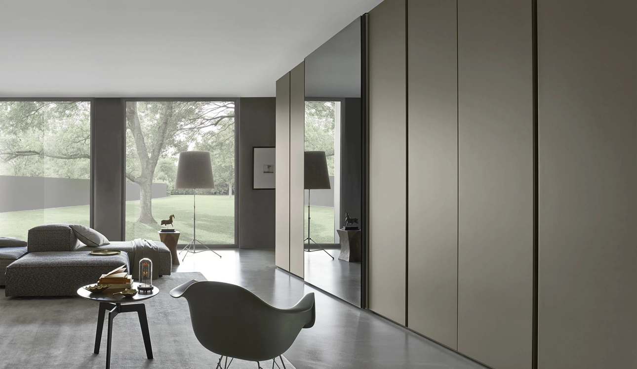 Armadio Breccia Visone ad ante battenti con anta a specchio scorrevole di Sangiacomo