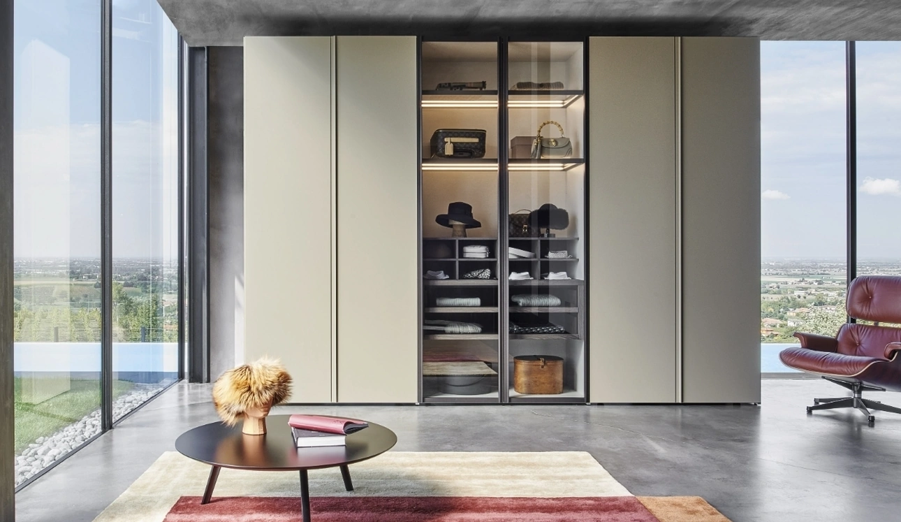 Armadio Scrigno Laccato con ante centrali in vetro di Sangiacomo