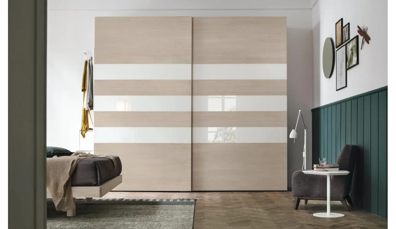Armadio con anta scorrevole Step 3 in legno frassino oriente e vetro lucido bianco gesso di Tomasella
