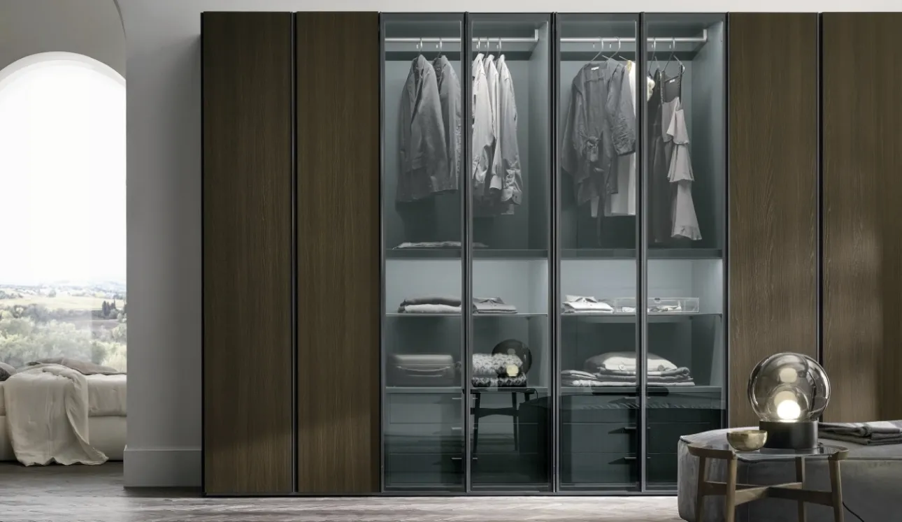 Armadio Metropolis in materico rovere termocotto con ante in materico rovere termocotto e vetro fumé 363 di Tomasella