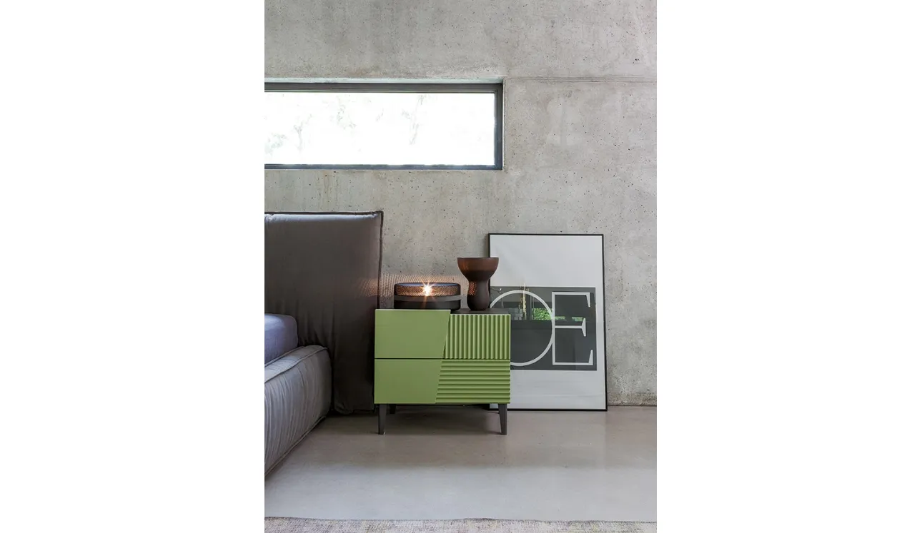 Comodino Design in Rovere massello laccato Verde di Devina Nais