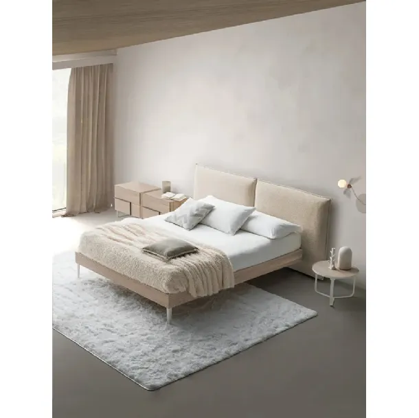 Letto con testiera in tessuto imbottito e giroletto in Rovere Chloè Nordico di Devina Nais