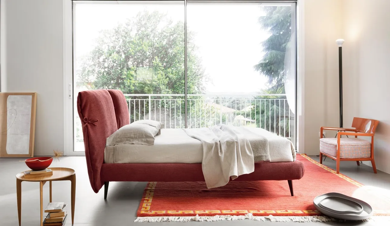 Letto imbottito Eden Advance con fiocchi sulla testiera in tessuto di Noctis