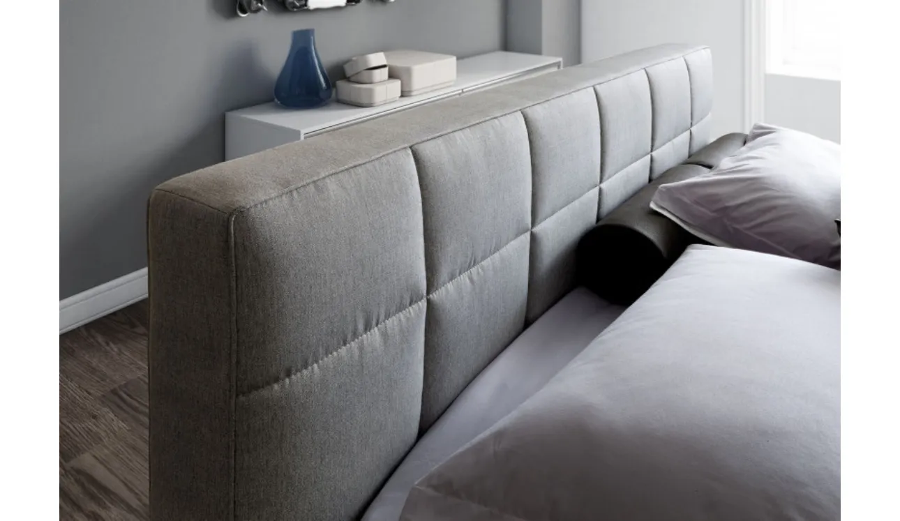 Letto in tessuto con testiera trapuntata Gaucho di Le Comfort