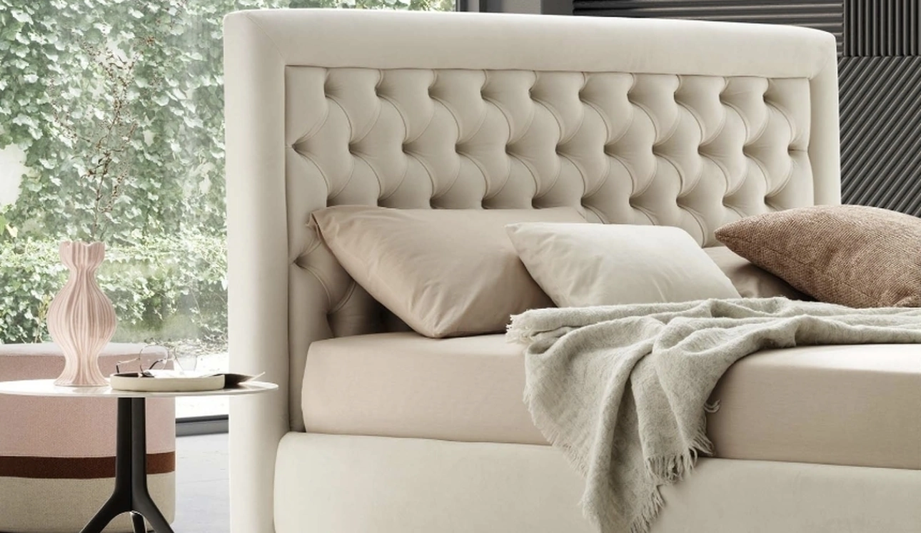 Letto Monet imbottito e trapuntato di Le Comfort
