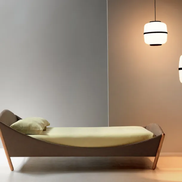 Letto singolo Lullaby Modern in tessuto con piedi in legno inclinati di Noctis