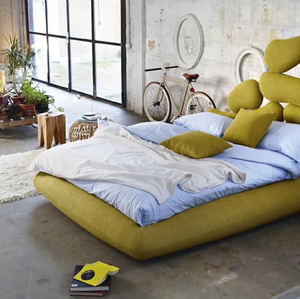 Letto di design in tessuto imbottito con testiera scultura Stones di Noctis