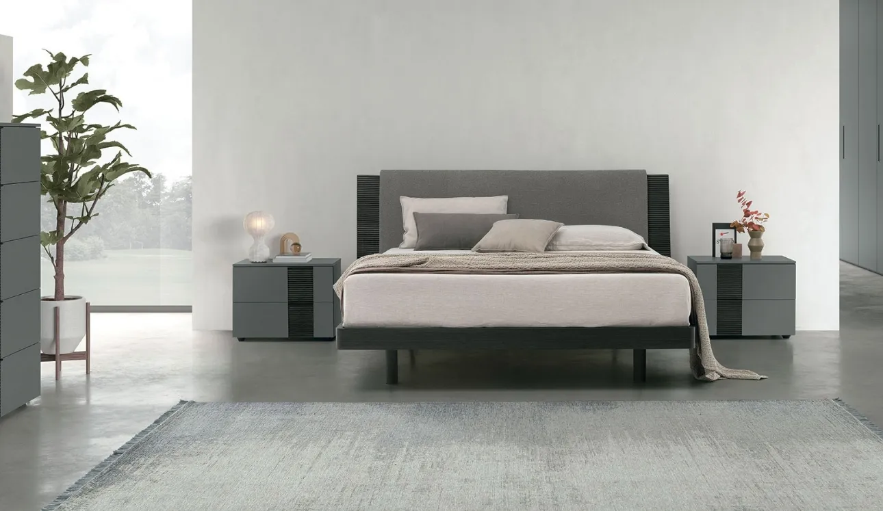 Letto matrimoniale Bliss in materico rovere con testiera ammorbidita da un pannello imbottito di Tomasella