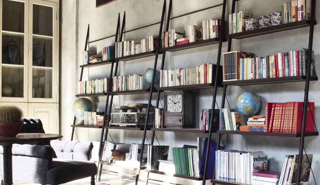 Libreria Easy in ferro con ripiani in legno di Devina Nais