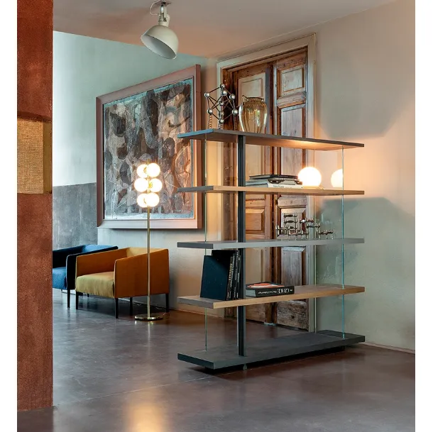 Libreria Zero 16 in legno massello di Rovere con schienale in vetro trasparente di Devina Nais