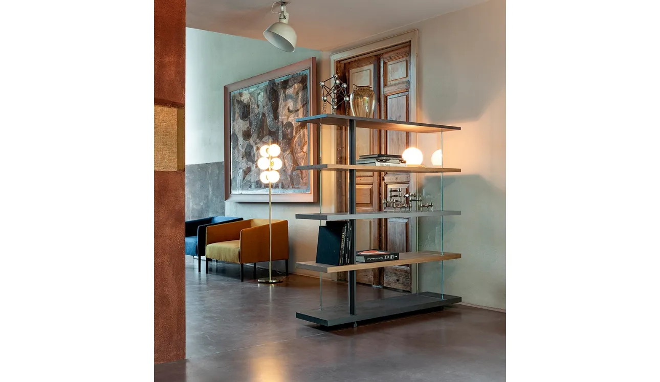 Libreria Zero 16 in legno massello di Rovere con schienale in vetro trasparente di Devina Nais