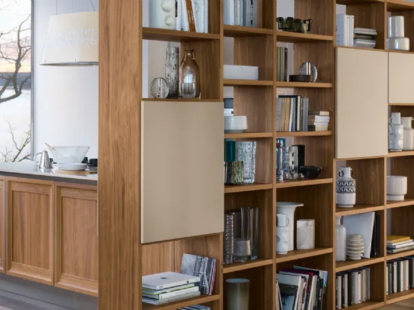 Libreria divisoria Living in finitura Noce Canaletto e laccato opaco Beige Ecru di Veneta Cucine