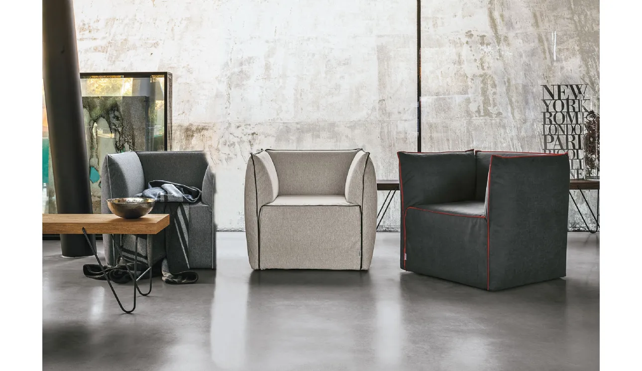 Poltroncina Flower rivestita in tessuto o pelle di Tomasella