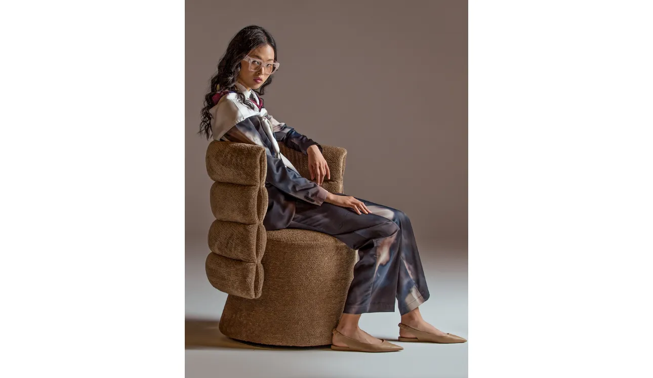 Poltroncina di design in tessuto imbottito Lady G di Calia