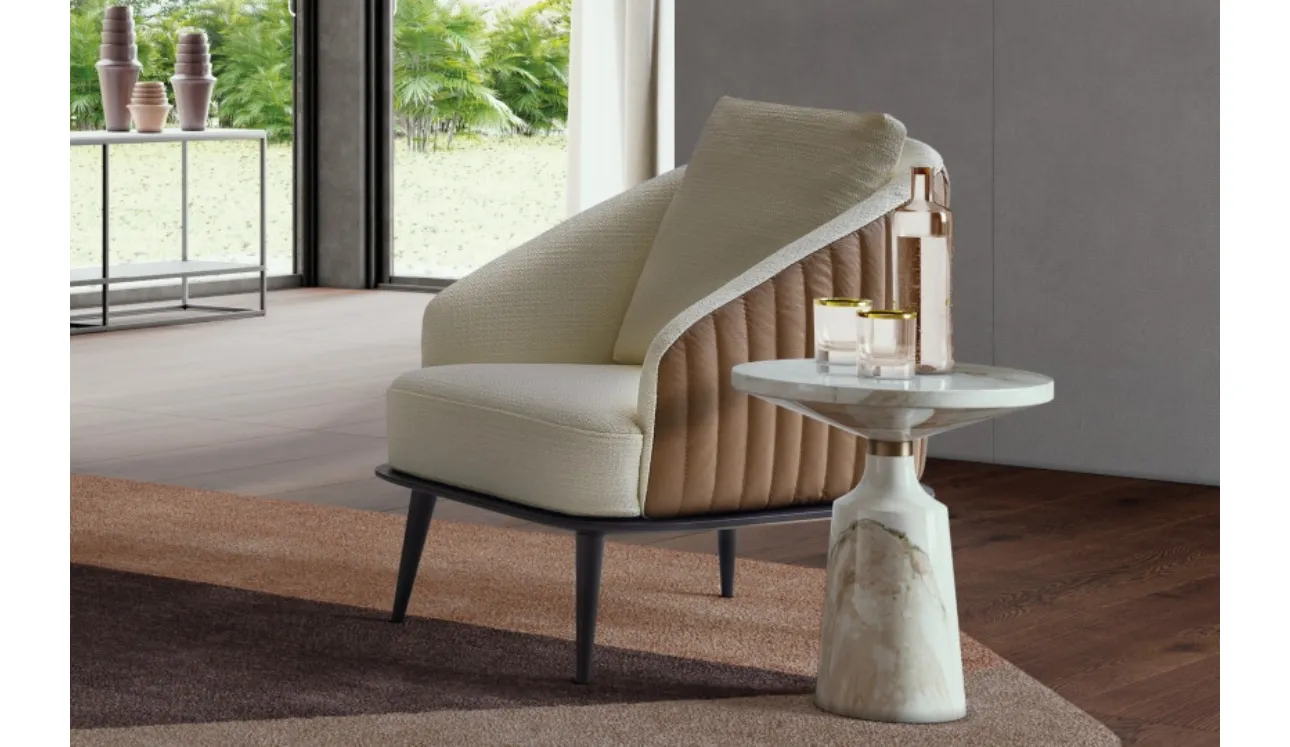 Poltrona in tessuto con schienale trapuntato in pelle Lala di Le Comfort