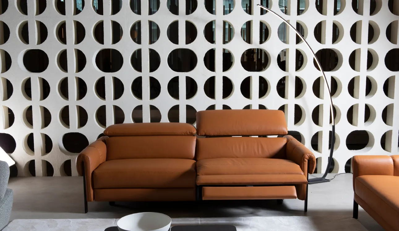 Divano lineare relax in pelle Condor di Calia
