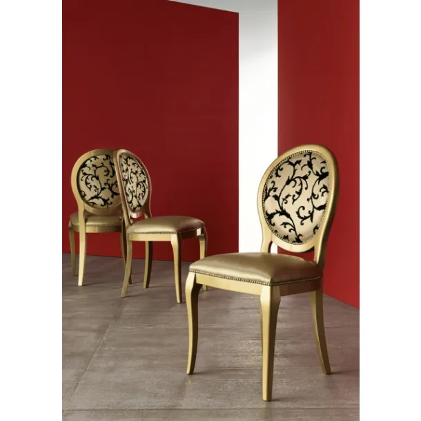 Sedia Adelaide con seduta e schienale imbottiti in ecopelle e struttura in faggio laccato di Veneta Cucine