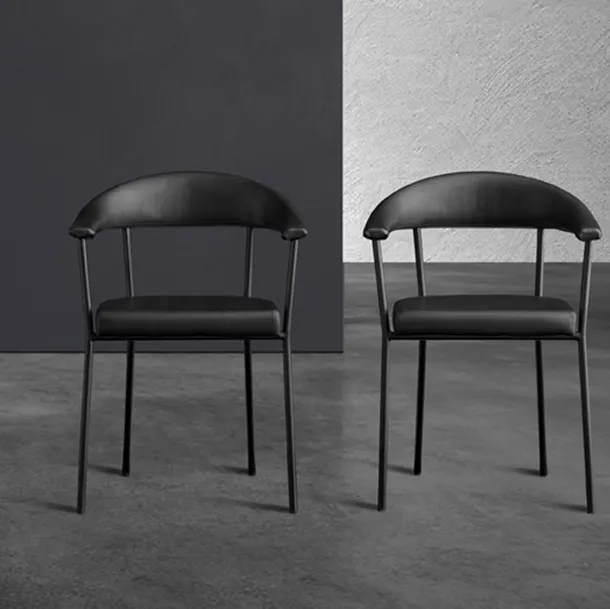 Sedia Director in ecopelle nera con struttura in tubolare metallico industrial di Devina Nais