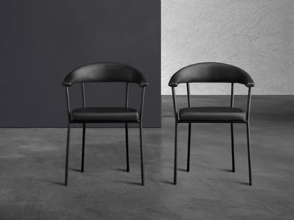 Sedia Director in ecopelle nera con struttura in tubolare metallico industrial di Devina Nais