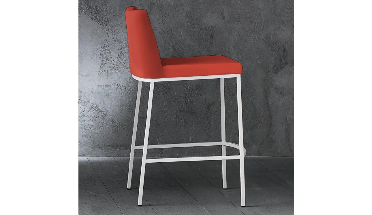 Sgabello Erik 65 in ecopelle con struttura in metallo cromato di La Seggiola