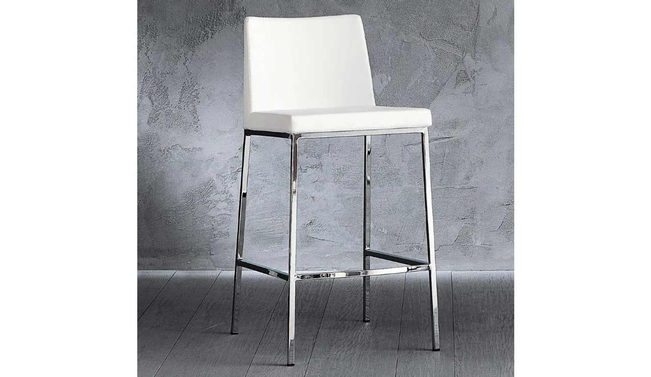 Sgabello Erik 65 in ecopelle con struttura in metallo cromato di La Seggiola