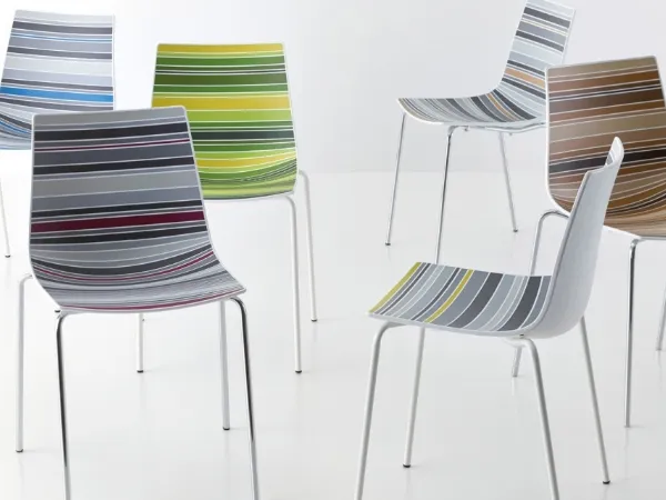 Sedia impilabile Stripe con scocca in tecnopolimero e gambe in metallo di Veneta Cucine