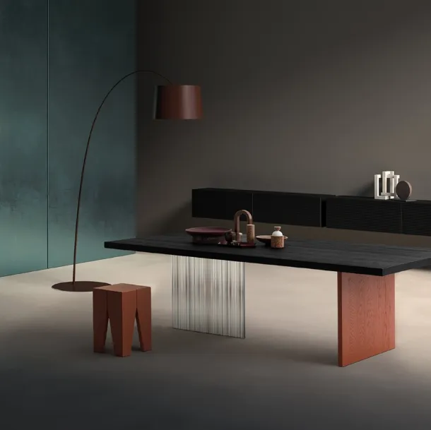 Tavolo Alabama in Rovere massello con una gamba in legno e una in vetro Devina Nais