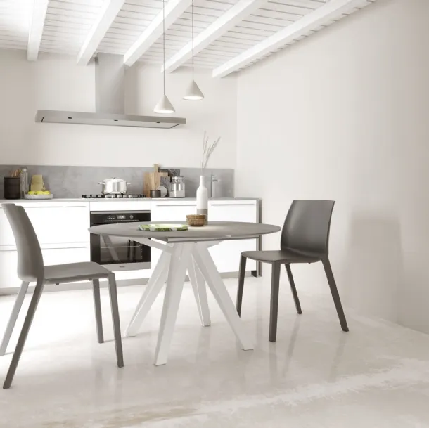 Tavolo Apple in ceramica pietra savoia grigio bocciardata di Zamagna