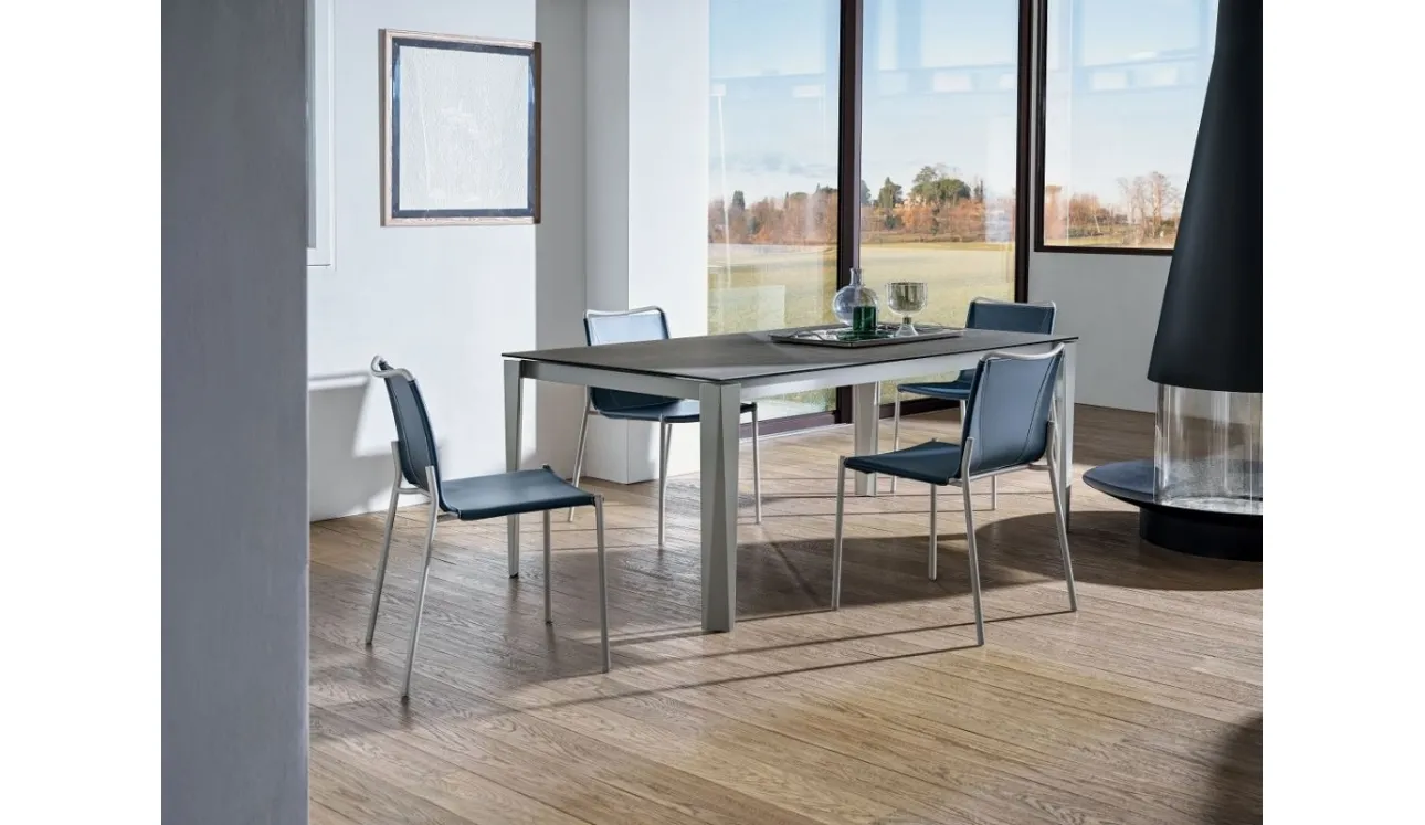 Tavolo Chef con top in melaminico cemento e base in acciaio laccato di Bontempi