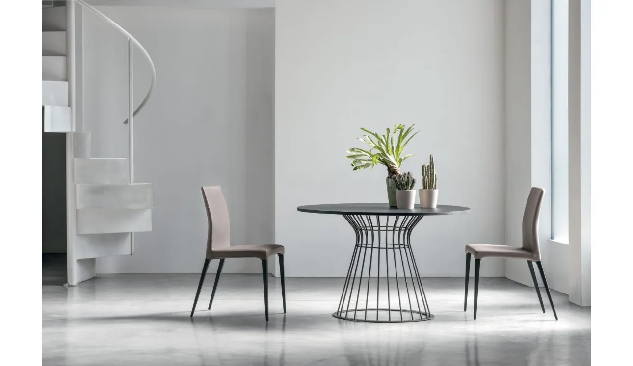 Tavolo rotondo Brigitte in materico rovere carbone con base in metallo laccato opaco antracite di Tomasella
