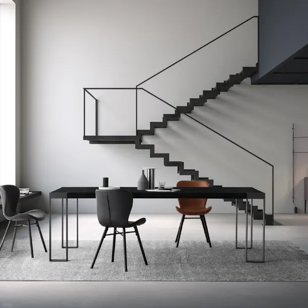 Tavolo Frame in Rovere massello Nero con gambe in ferro di Devina Nais