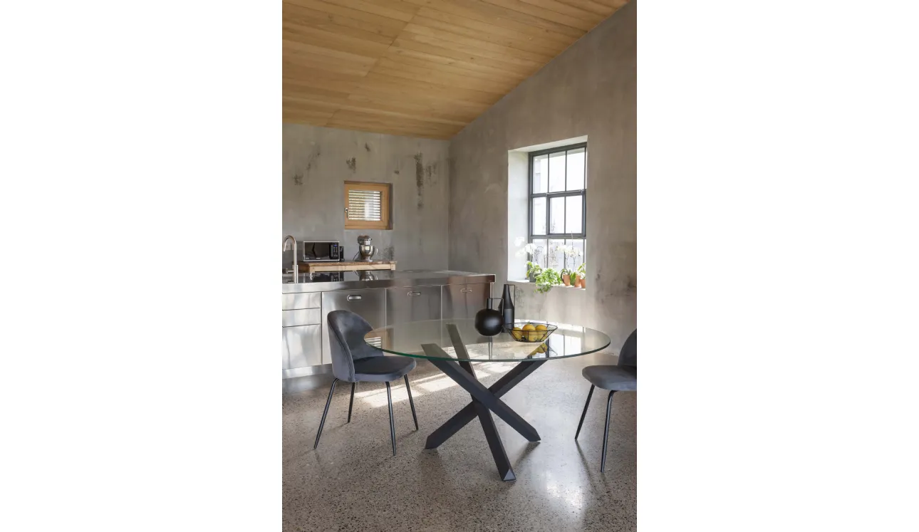 Tavolo rotondo Lapis in vetro temperato trasparente con base in legno massello di Faggio tinto grafite di La Seggiola