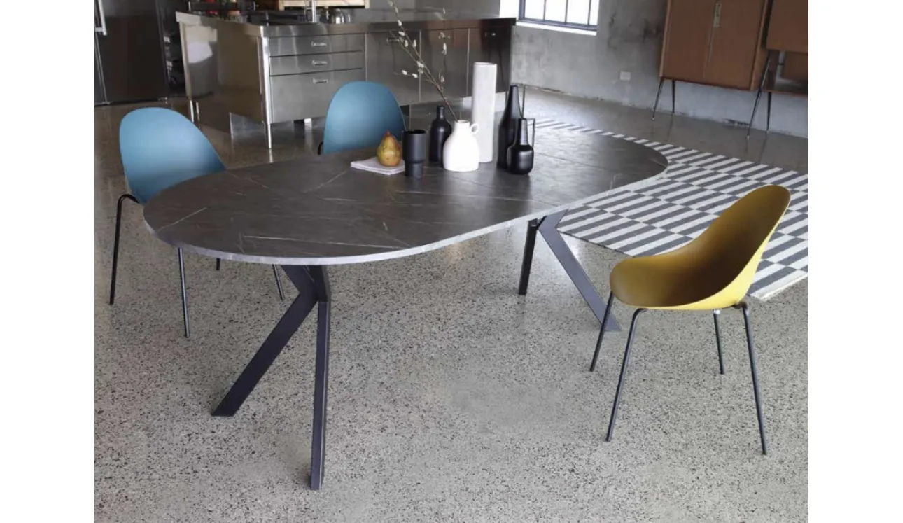Tavolo rotondo allungabile Micro Round in nobilitato pietra grey con base in metallo verniciato nero di La Seggiola