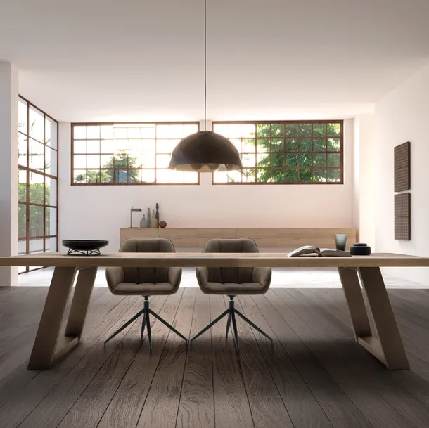 Tavolo Wood in legno massello di Rovere con base in ferro di Devina Nais