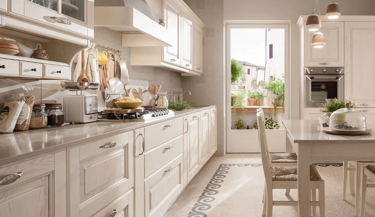 Cucina Classica ad angolo Memory 03 in legno laccato Bianco Antico di Veneta Cucine