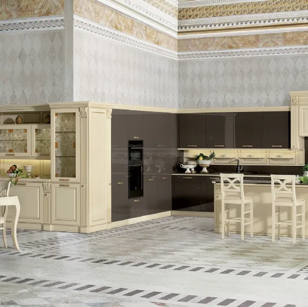 Cucina Classica angolare con isola Mirabeau in laccato Chantilly e Marrone di Veneta Cucine