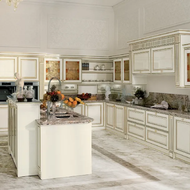 Cucina Classica con isola Mirabeau in laccato Chantilly di Veneta Cucine