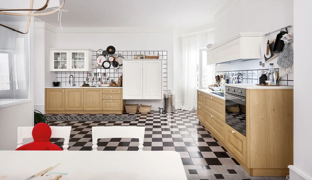 Cucina Classica ad angolo Pavese 04 in Rovere Naturale e Frassino laccato Bianco di Veneta Cucine