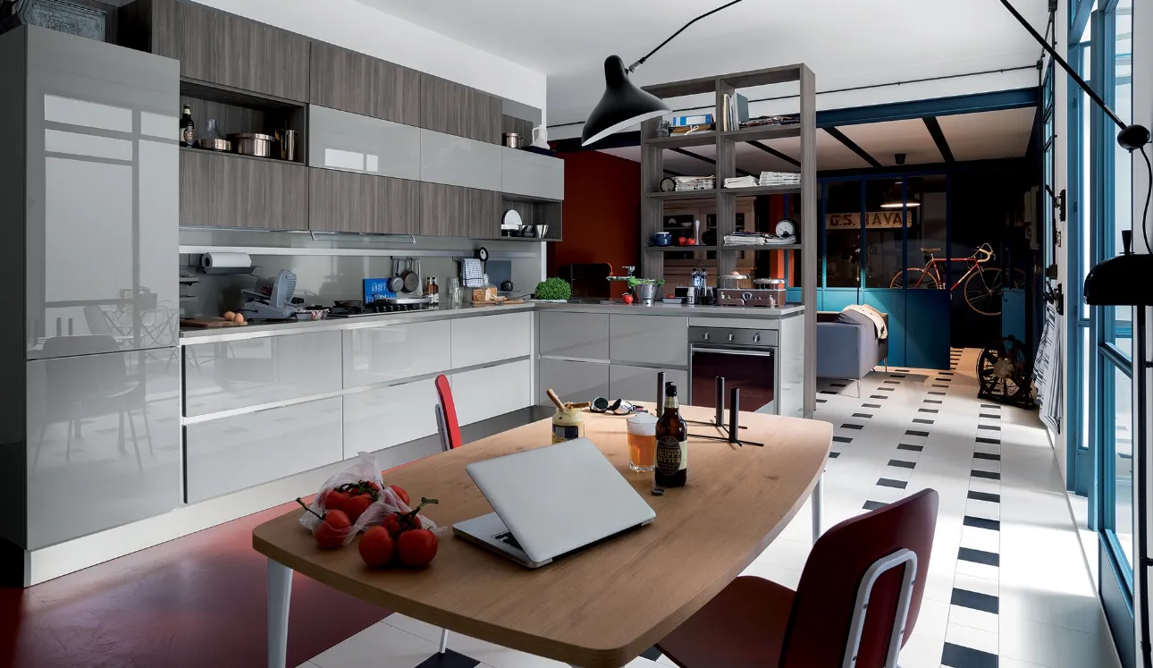 Cucina Moderna con penisola Carrera in laccato lucido Grigio Metallo di Veneta Cucine