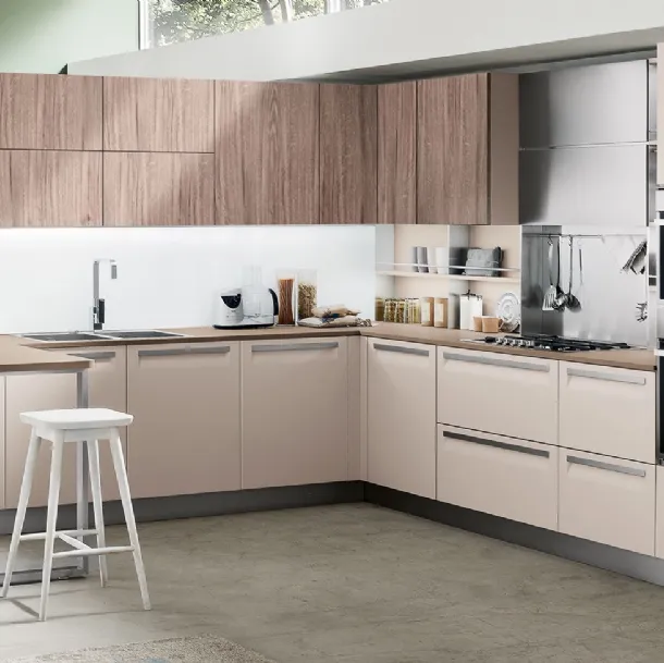 Cucina Moderna Carrera angolare con penisola in laccato Beige di Veneta Cucine