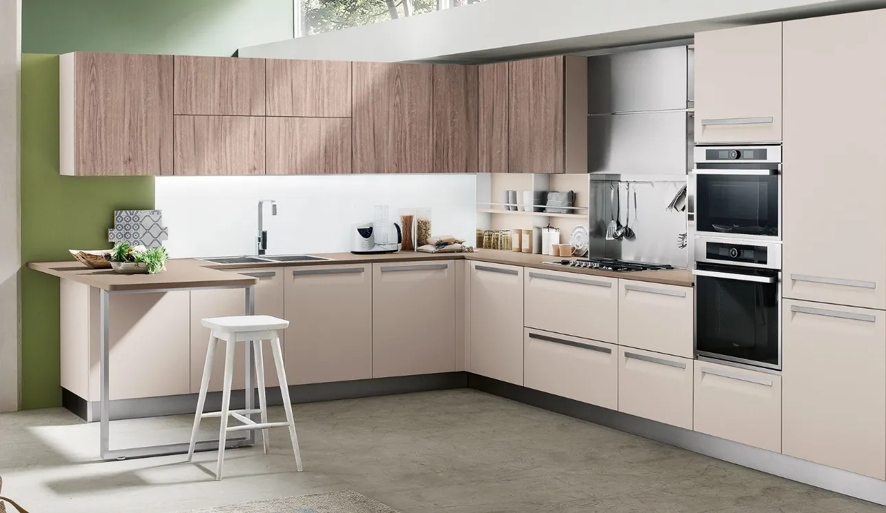 Cucina Moderna Carrera angolare con penisola in laccato Beige di Veneta Cucine